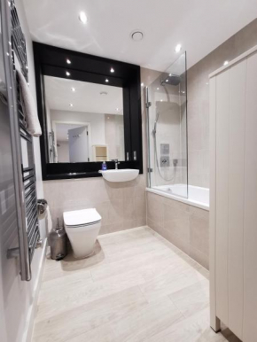 Penrose Lodge - 2 bedroom flat nr Train Station